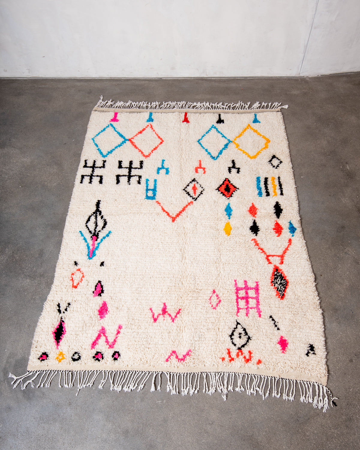 Modern designer handcrafted Berber rug from Morocco. Azilal rug with beautiful colors and patterns. Made of sheep’s wool and colourful cotton.